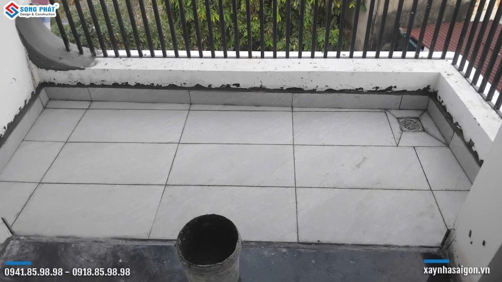 25/10 Lát nền bàn công lầu 1, 2