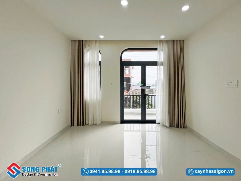 Hệ cửa lớn và cửa sổ mang lại ánh sáng tự nhiên tối ưu cho không gian