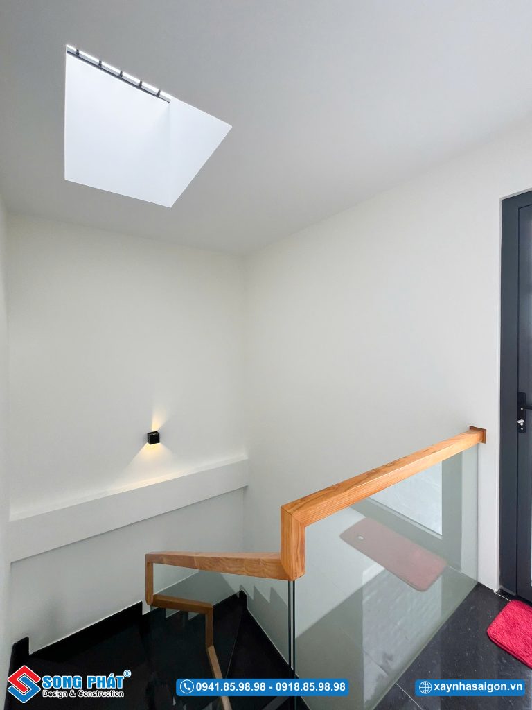 Tum sân thượng bố trí giếng trời tối ưu ánh sáng tự nhiên cho tổng thể nhà