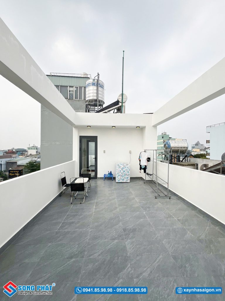 Sân thượng rộng rãi phù hợp với sinh hoạt ngoài trời cho gia đình