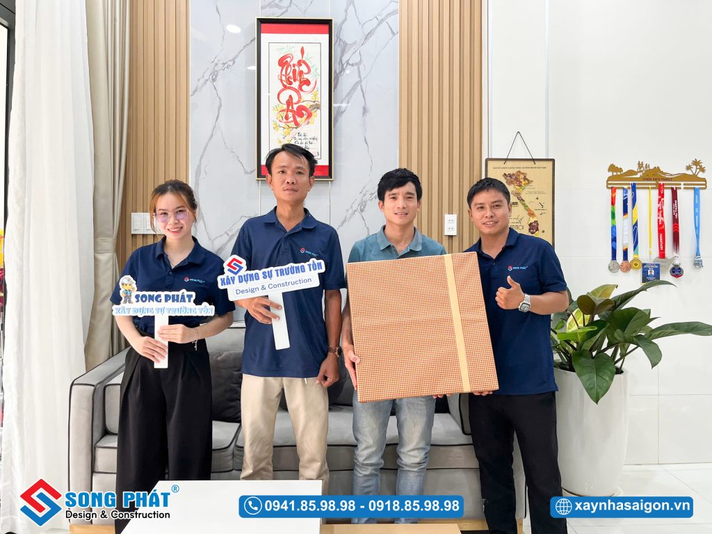 Đội ngũ Song Phát đến bàn giao và tặng quà kỉ niệm cho gia đình anh Ân