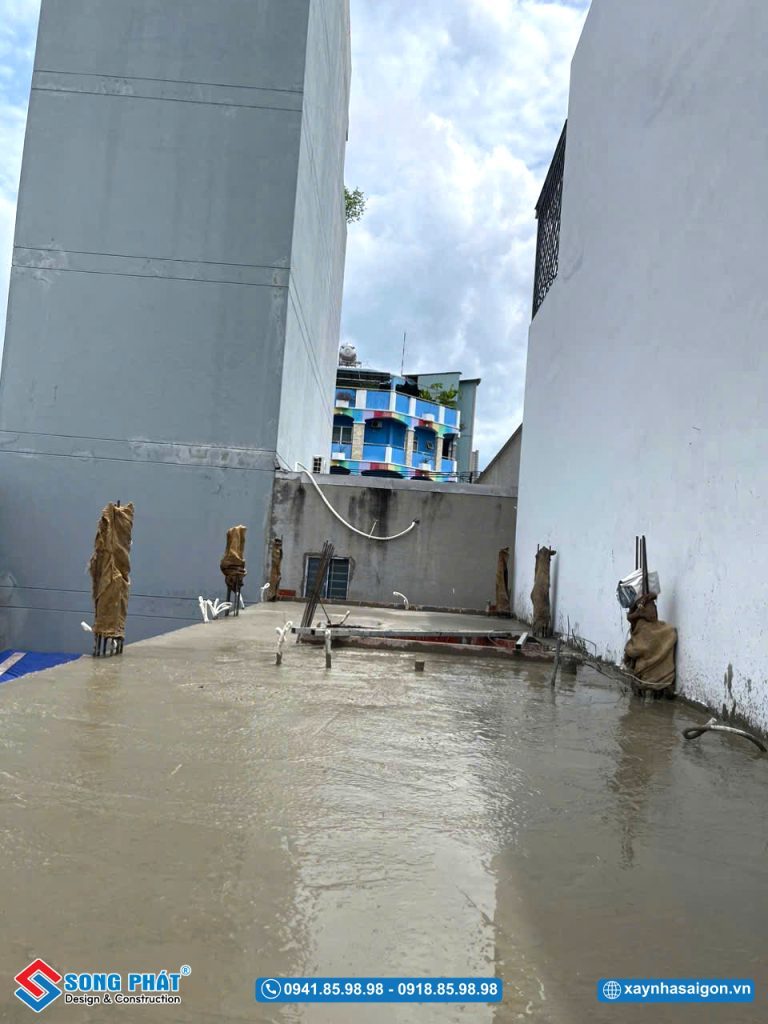 Đổ bê tông sàn lầu 1