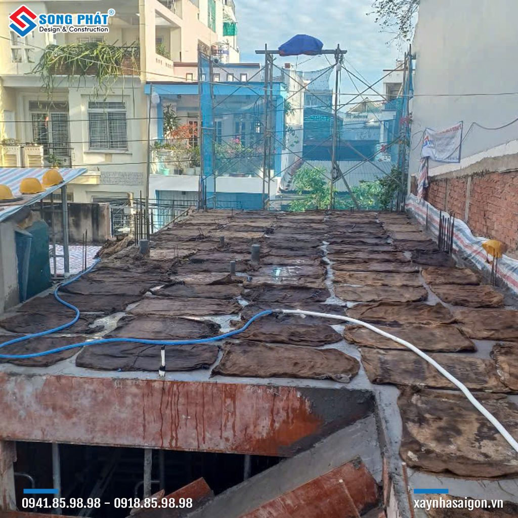 Bao che, tưới ẩm bảo dưỡng bê tông sàn