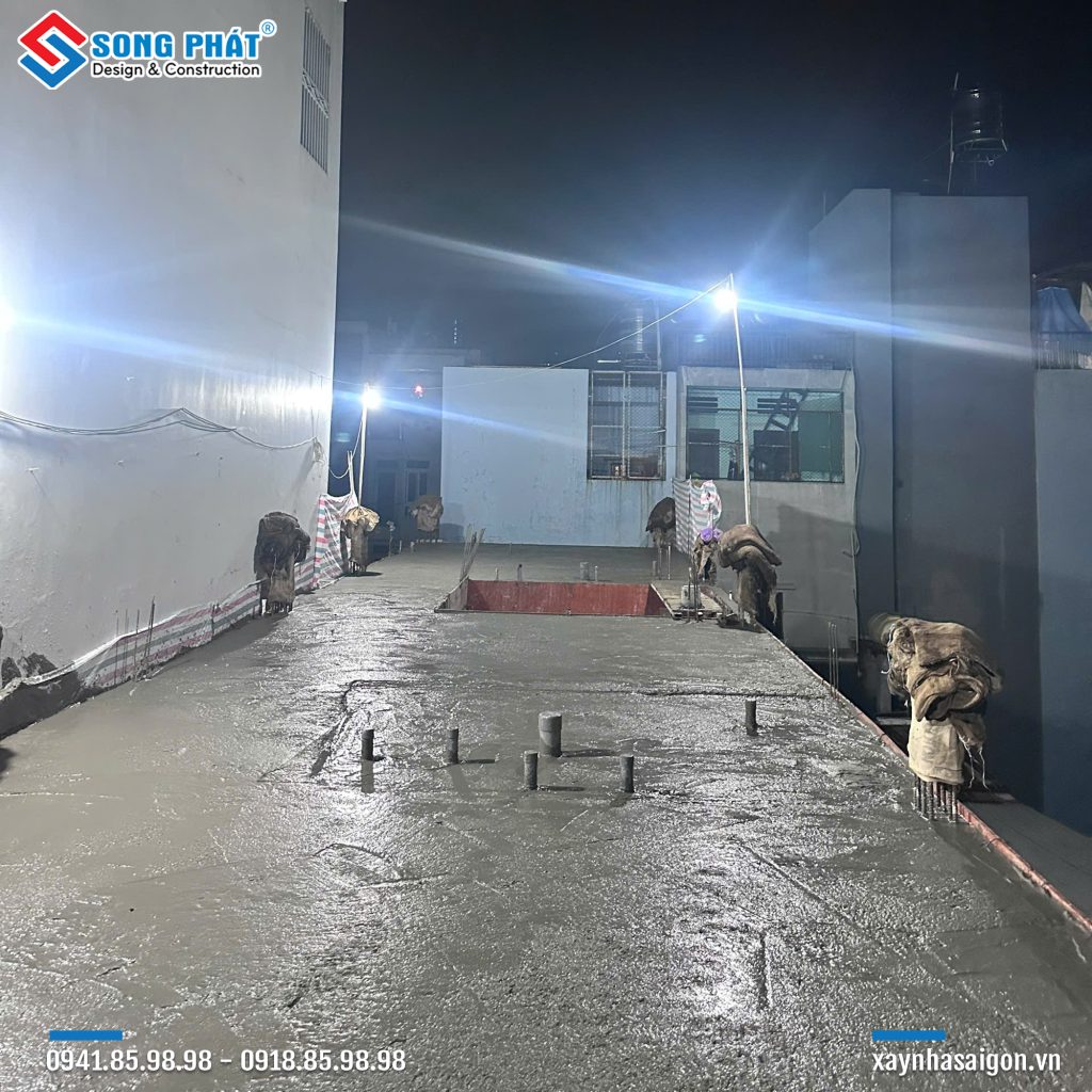 Đổ bê tông sàn lầu 3