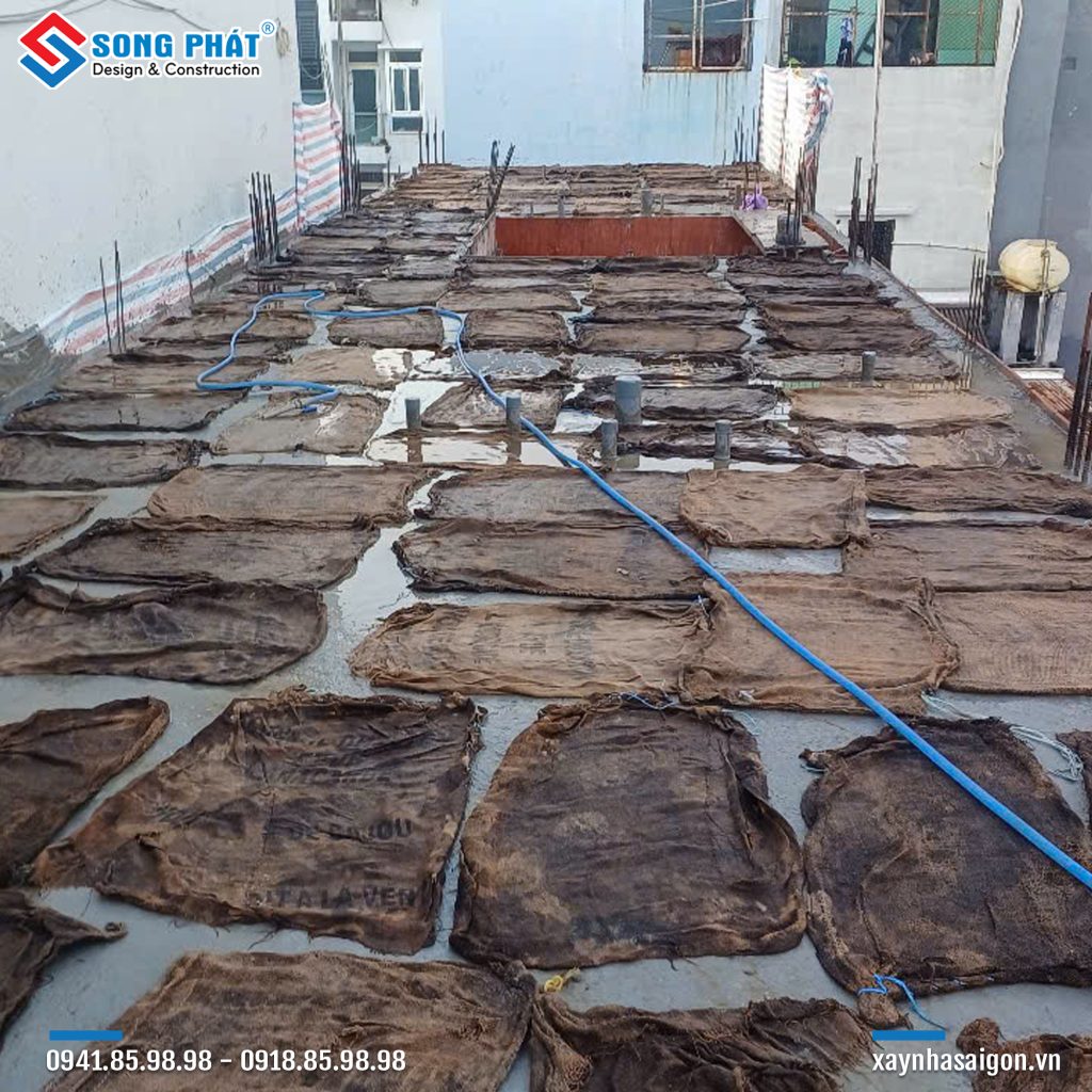 Bao che, tưới ẩm bảo dưỡng bê tông sàn