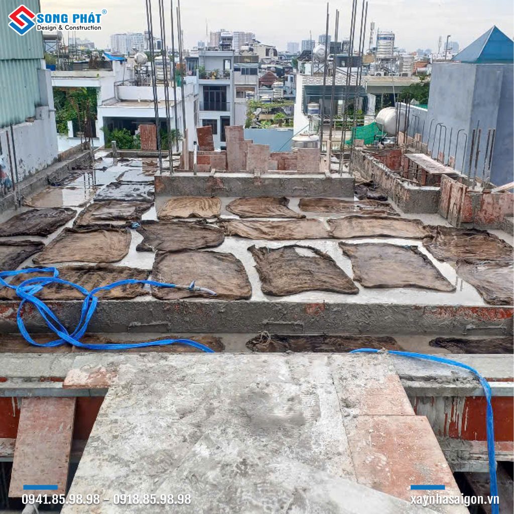 Bao che, tưới ẩm bảo dưỡng bê tông sàn