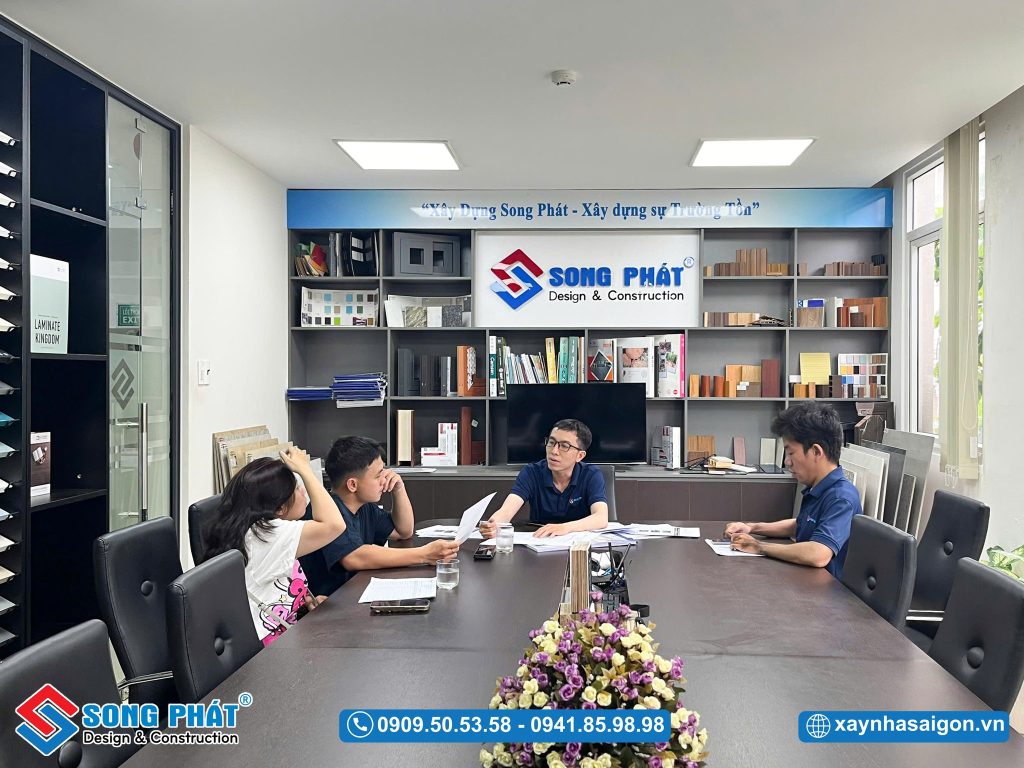 Gia đình anh Cường đến tư vấn tại văn phòng công ty
