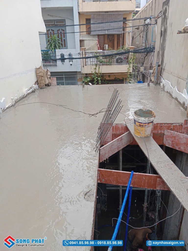 Đổ bê tông sàn lầu 1