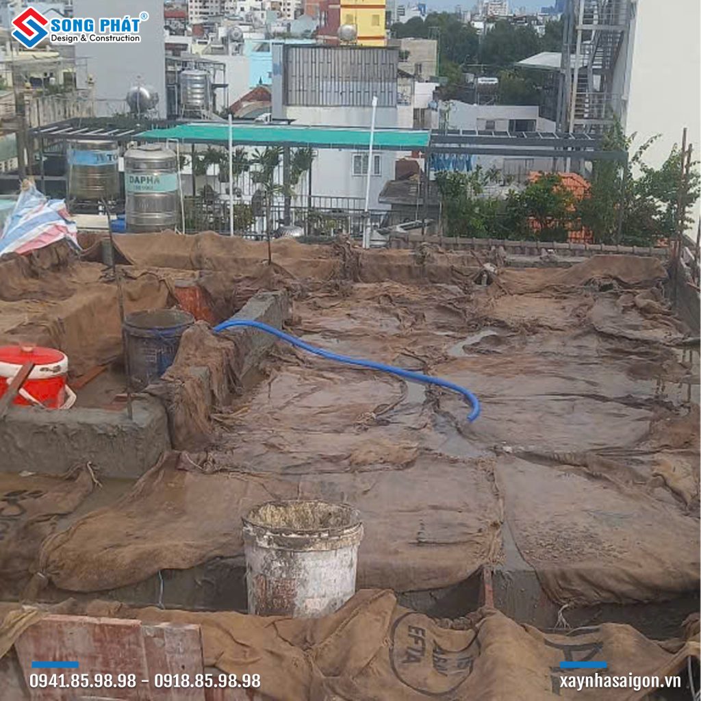 Bao che, tưới ẩm bảo dưỡng bê tông sàn