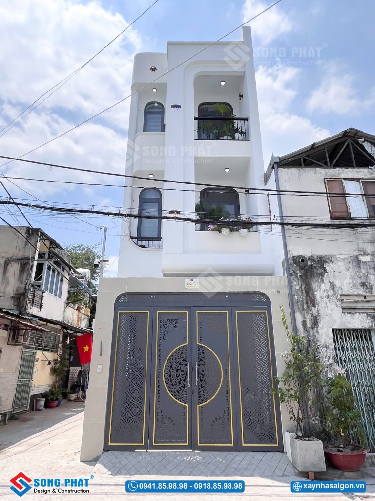 Mặt tiền hiện đại với đường cong tinh tế và hệ cửa vòm sang trọng, hoàn thiện sắc nét so với bản vẽ.