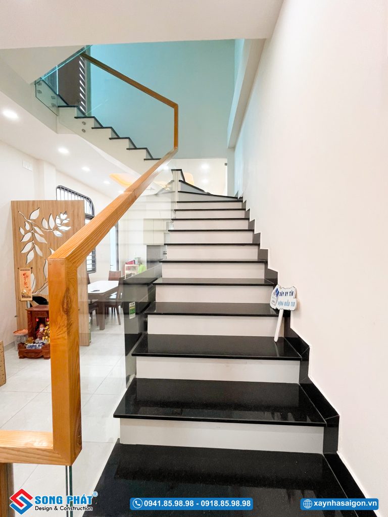 Tối ưu diện tích nhờ thiết kế cầu thang dọc tinh tế và không gian mở thông suốt