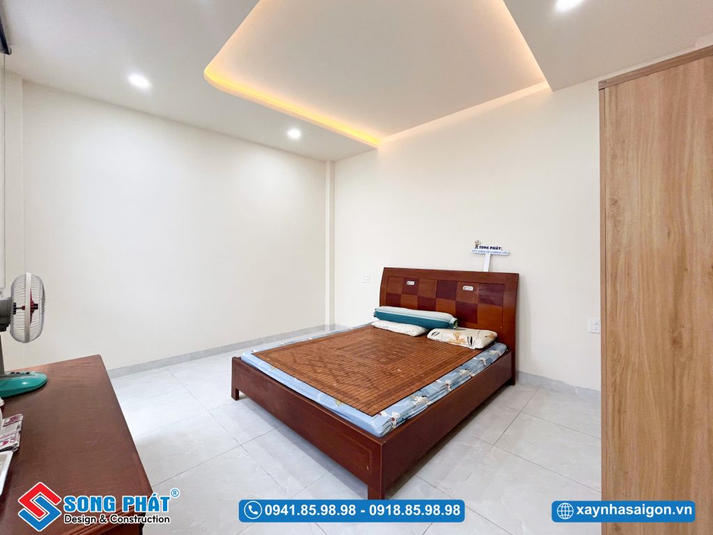 Không gian phòng ngủ tối giản, ấm cúng với hệ trần thạch cao giật cấp và ánh sáng đèn LED tinh tế