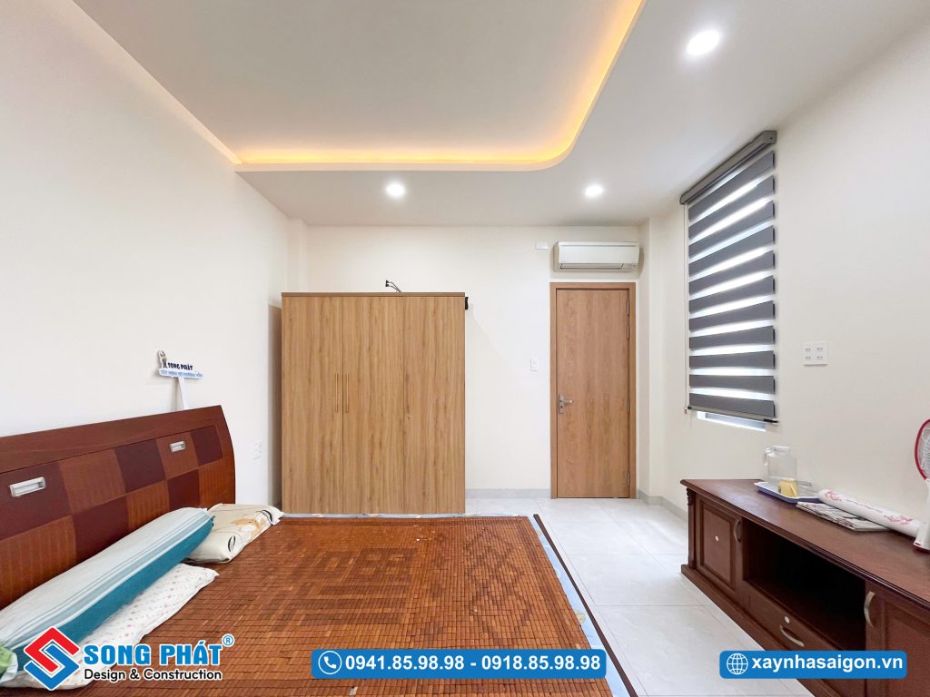 Hệ tủ quần áo gỗ với tone màu tự nhiên tối ưu không gian lưu trữ cho phòng ngủ.