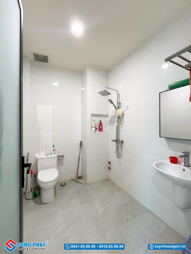 Nhà vệ sinh hiện đại với tone màu trung tính đảm bảo sự thông thoáng, sạch sẽ.