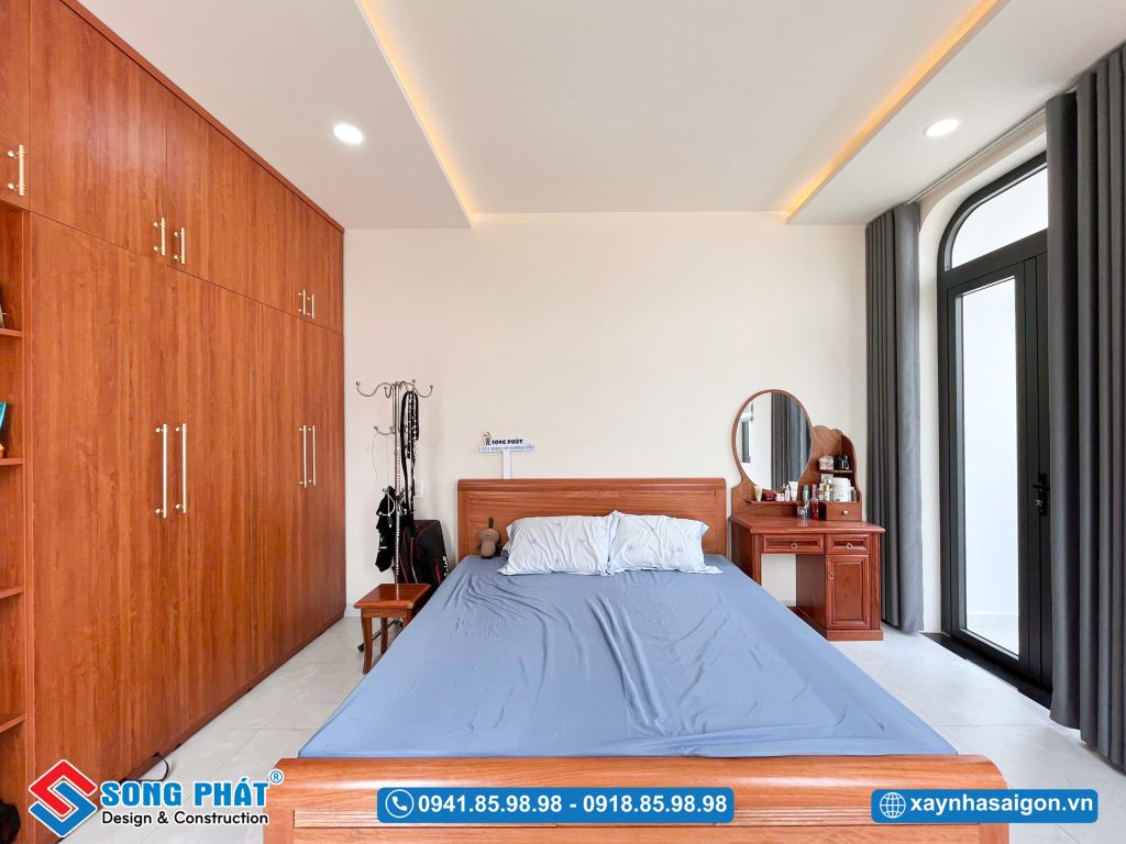 Giường gỗ thiết kế tối giản, tôn lên vẻ đẹp tinh tế và hiện đại cho phòng ngủ.