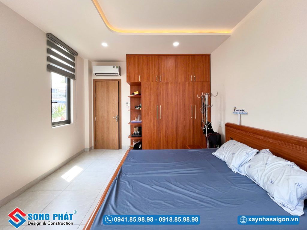 Tủ quần áo bằng gỗ mang lại cảm giác ấm áp, hài hòa với tổng thể không gian phòng ngủ.