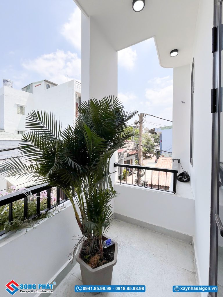 Ban công ngập tràn ánh nắng với cây xanh dịu mắt