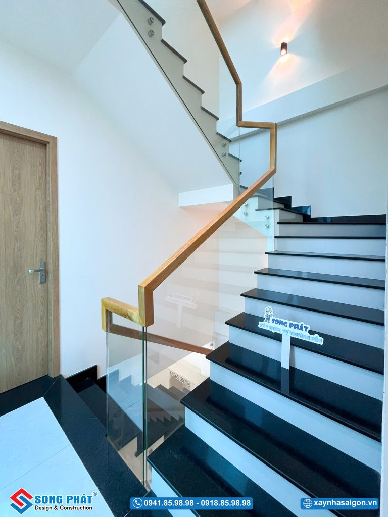 Cầu thang dọc nhà nối liền các phòng