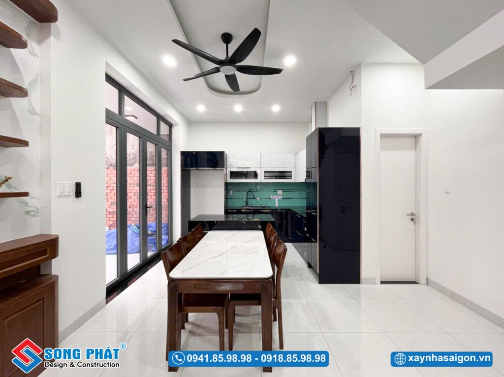Tổng thể không gian bếp tiện nghi và hiện đại