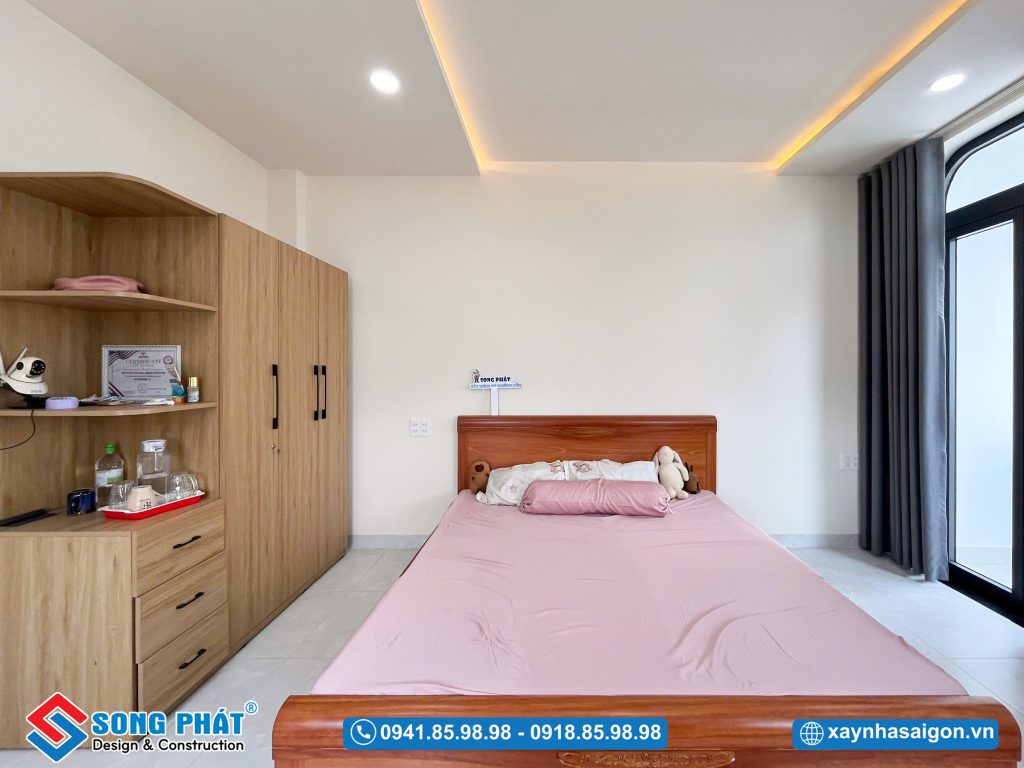 Sự kết hợp hài hòa giữa nội thất và màu sắc tạo nên tổng thể gọn gàng, sang trọng.