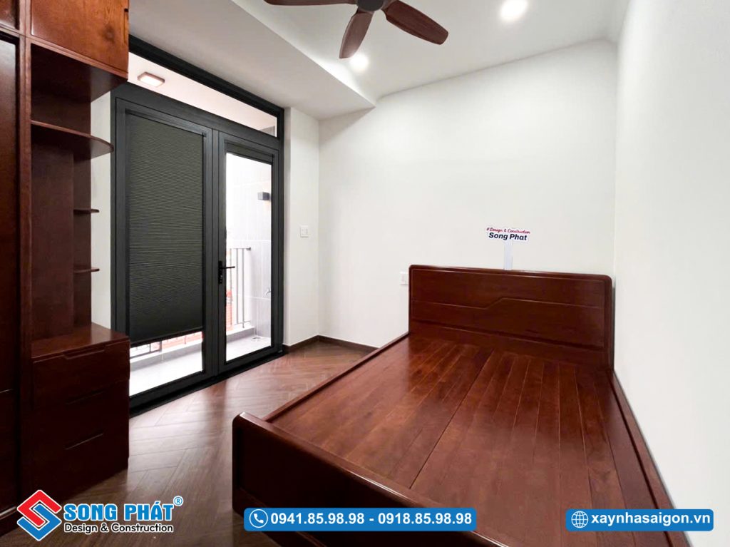 Tone màu gỗ của nội thất tạo cảm giác mộc mạc, dung dị nhưng ẩn chứa trong đó là nét sang trọng, lịch lãm và đầy tinh tế