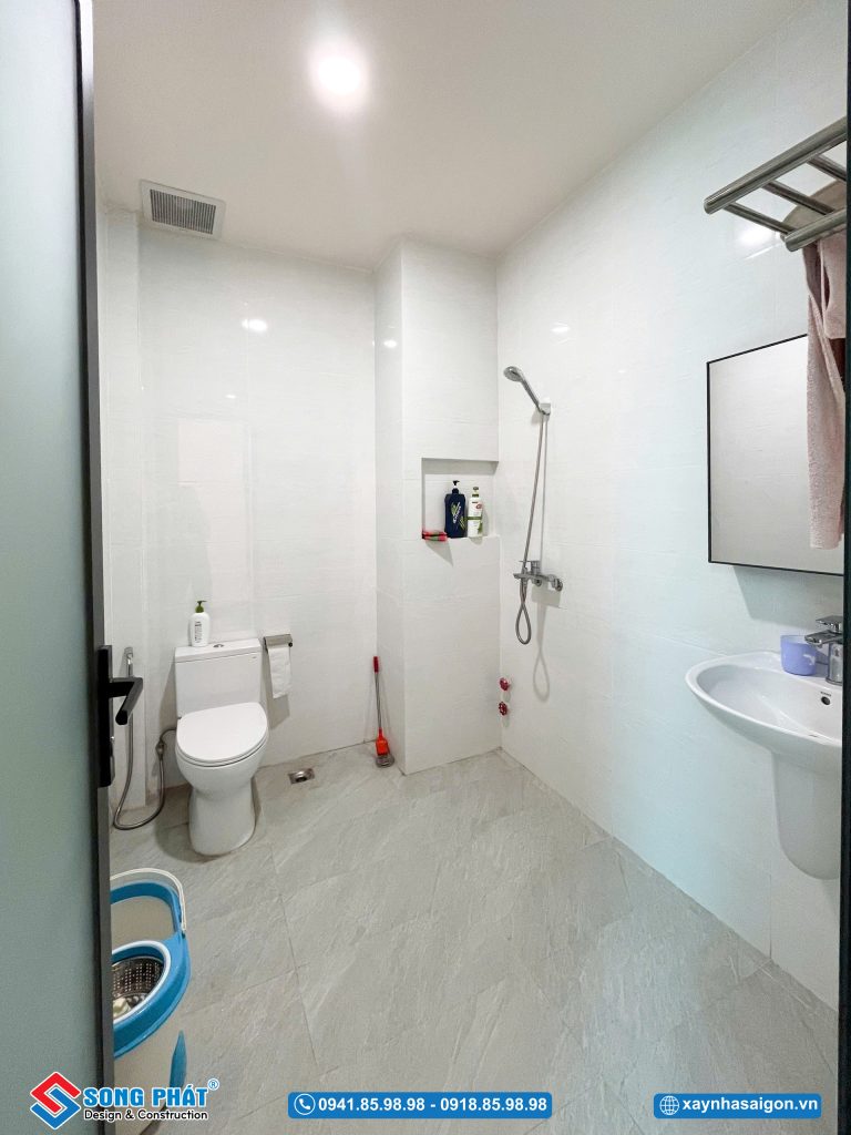 Nhà vệ sinh bố trí tối giản nhưng vẫn đảm bảo đầy đủ tiện nghi.