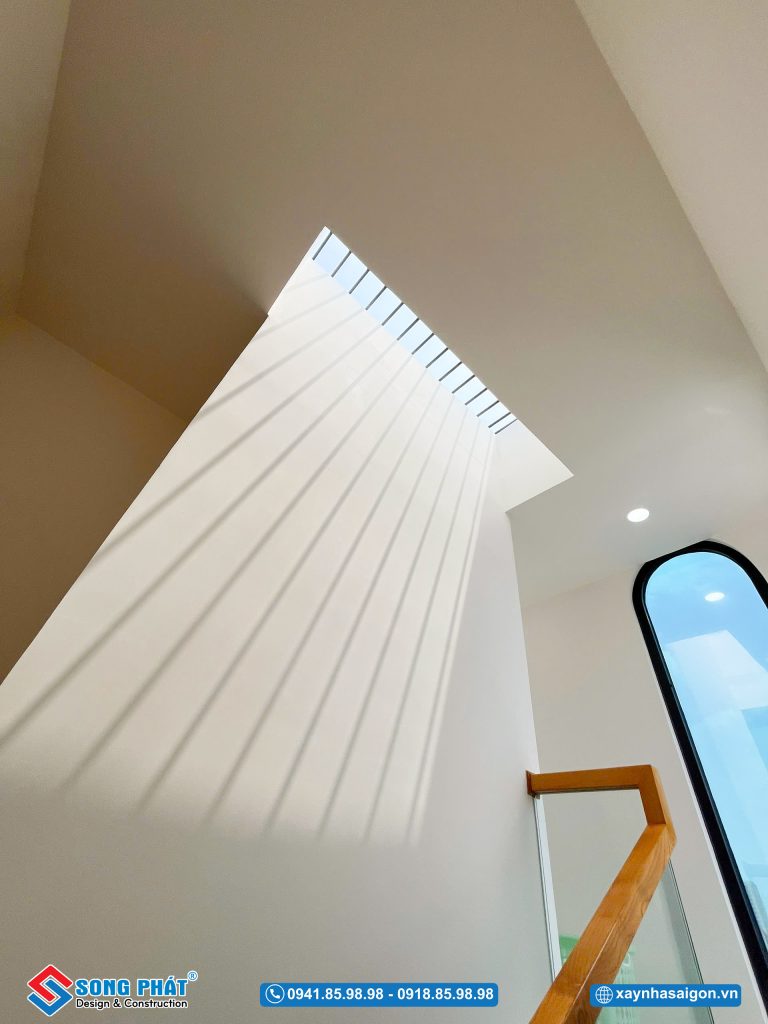 hiết kế giếng trời kết hợp kiến trúc hiện đại, vừa đẹp vừa tiện ích.