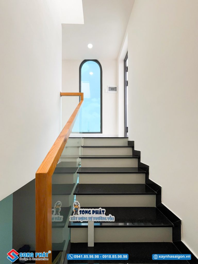 Lối cầu thang dẫn ra sân thượng