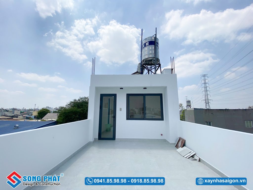 Sân thượng thiết kế thoáng đãng, tận dụng tối đa ánh sáng và gió tự nhiên