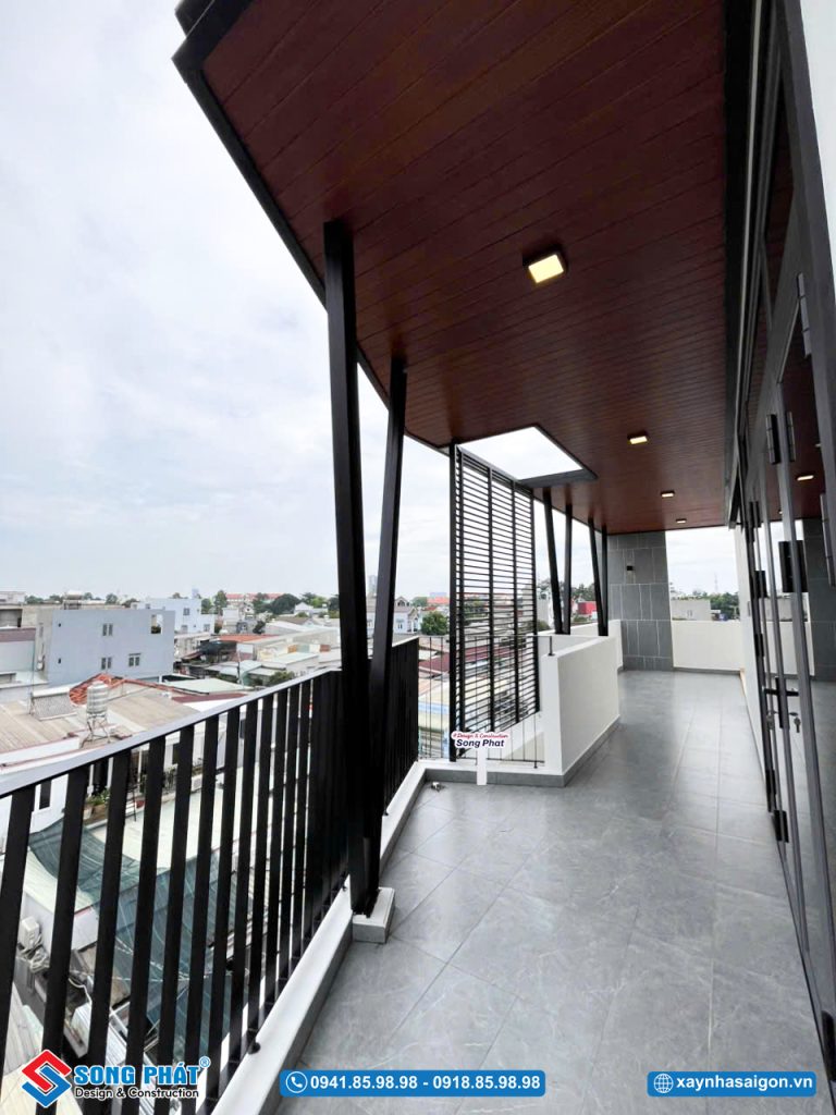 Khoảng ban công thông lầu 3 rộng rãi, thoáng mát