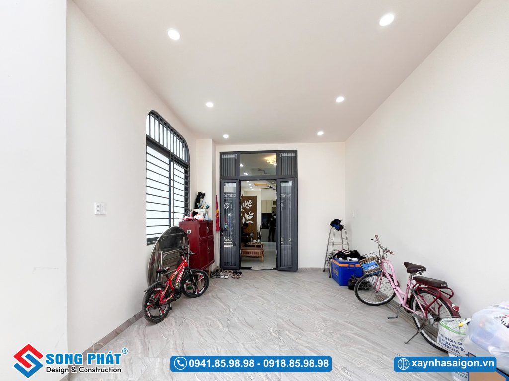 Khoảng sân trước rộng rãi, đảm bảo tính thẩm mỹ vừa tối ưu công năng làm nơi để xe tiện lợi
