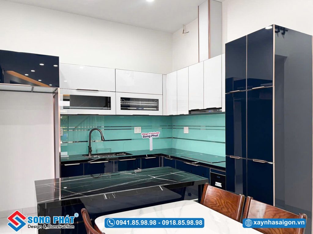 Khu vực bàn ăn gọn gàng, kết nối liền mạch với không gian bếp.