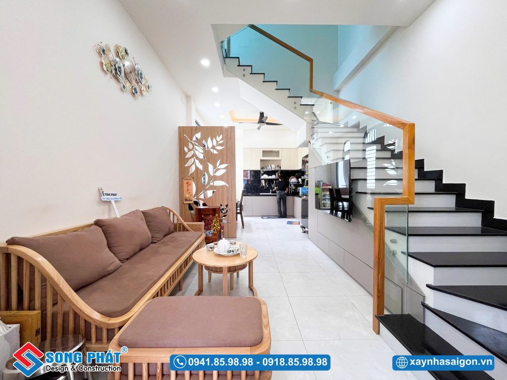 Phòng khách hiện đại với tone màu ấm cúng, tối ưu diện tích