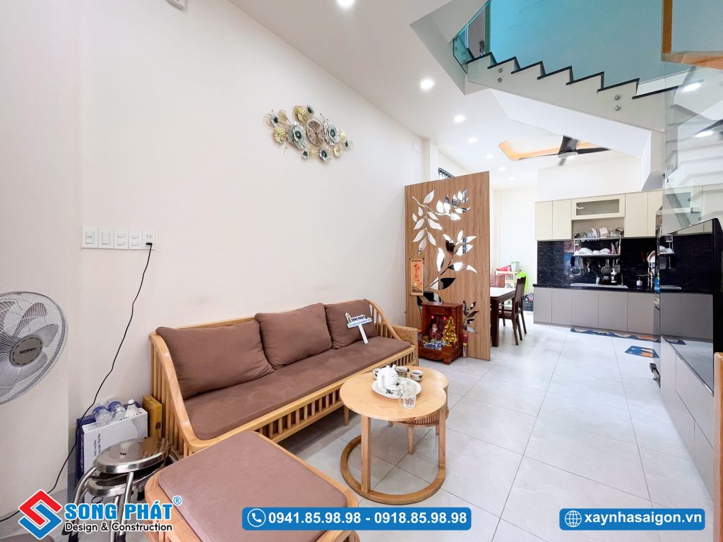 Góc ghế sofa gỗ hiện đại với tone nâu ấm cúng và thư giãn cho không gian