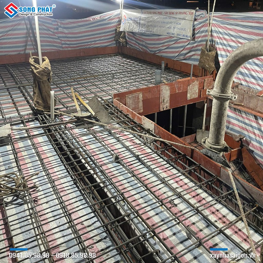 25/11 Hoàn thành đi thép sàn sân thượng