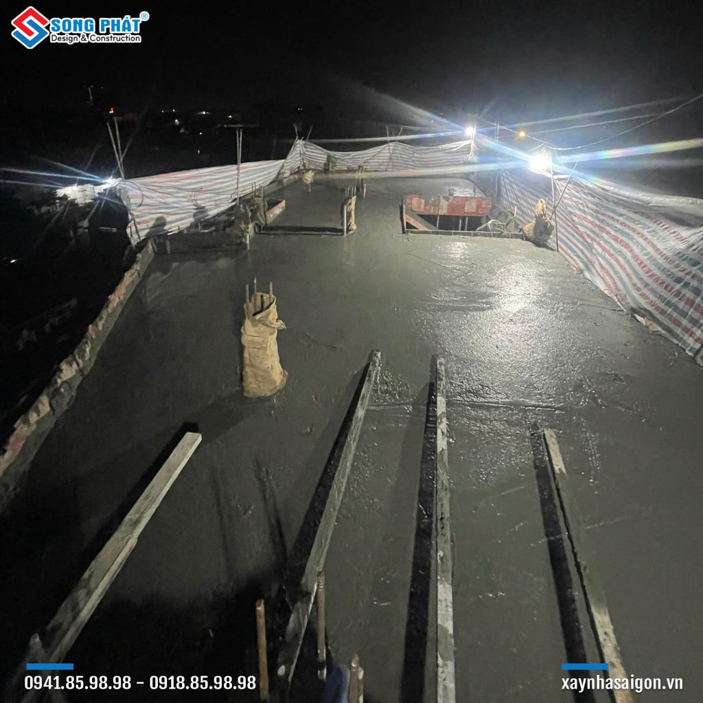 26/11 Đổ bê tông sàn sân thượng