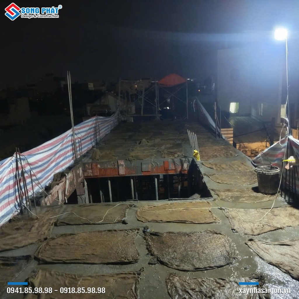 Bao che, tưới ẩm bảo dưỡng bê tông sàn