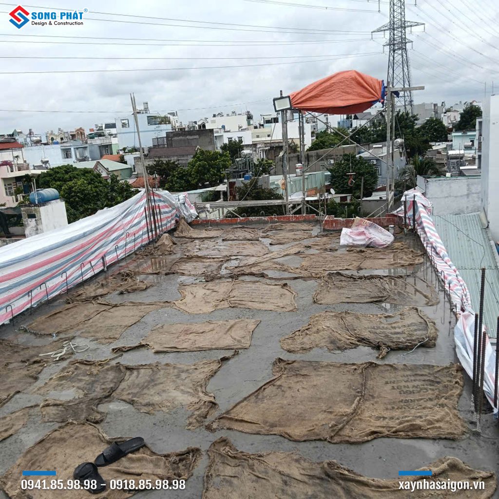 Bao che, tưới ẩm bảo dưỡng bê tông sàn