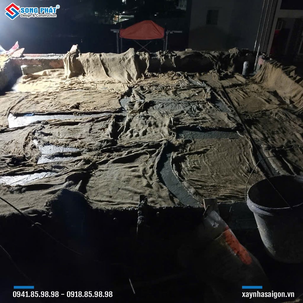 Bao che, tưới ẩm bảo dưỡng bê tông sàn