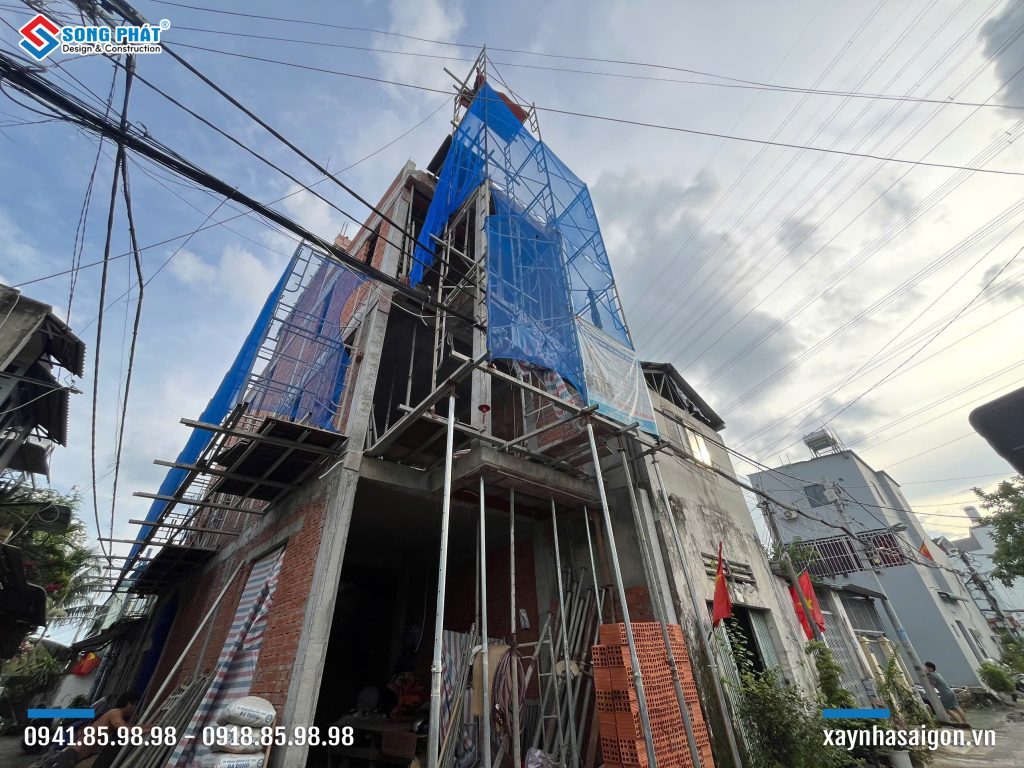 Mặt tiền ngôi nhà đang thi công