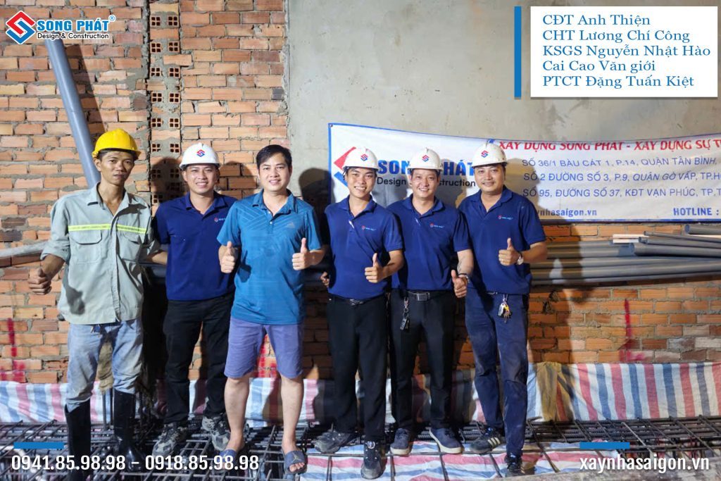 CĐT Anh Thiện cùng đội ngũ Song Phát nghiệm thu thép sàn, giám sát quá trình đổ bê tông