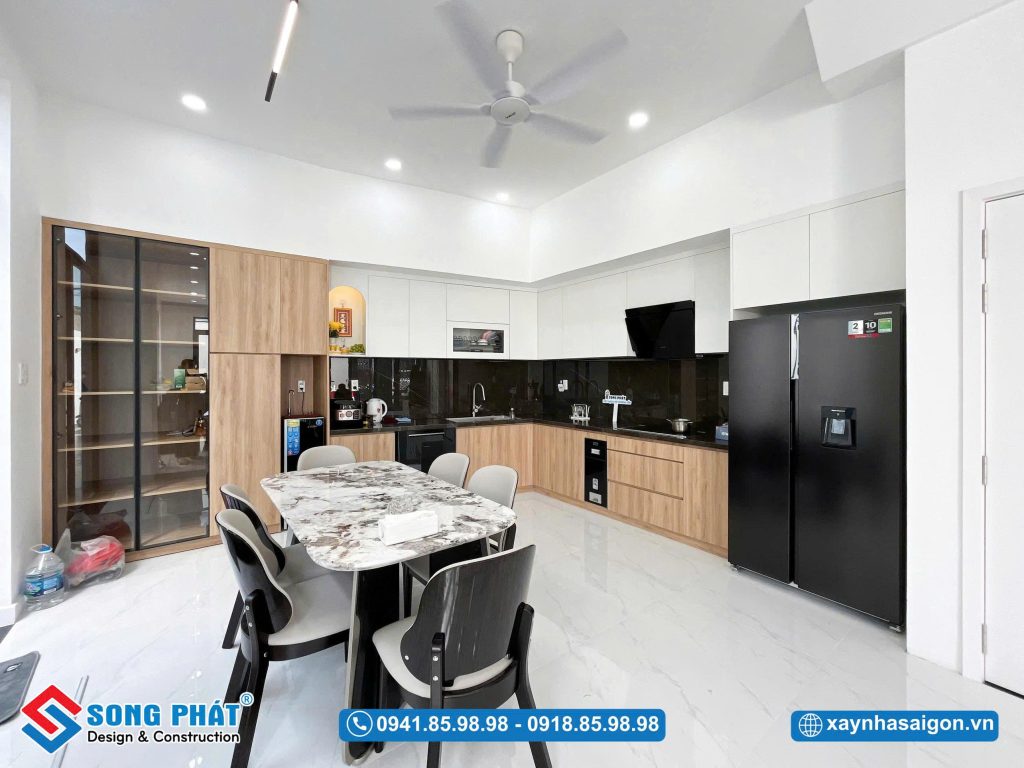 Khu vực bếp và bàn ăn được bố trí liền mạch.