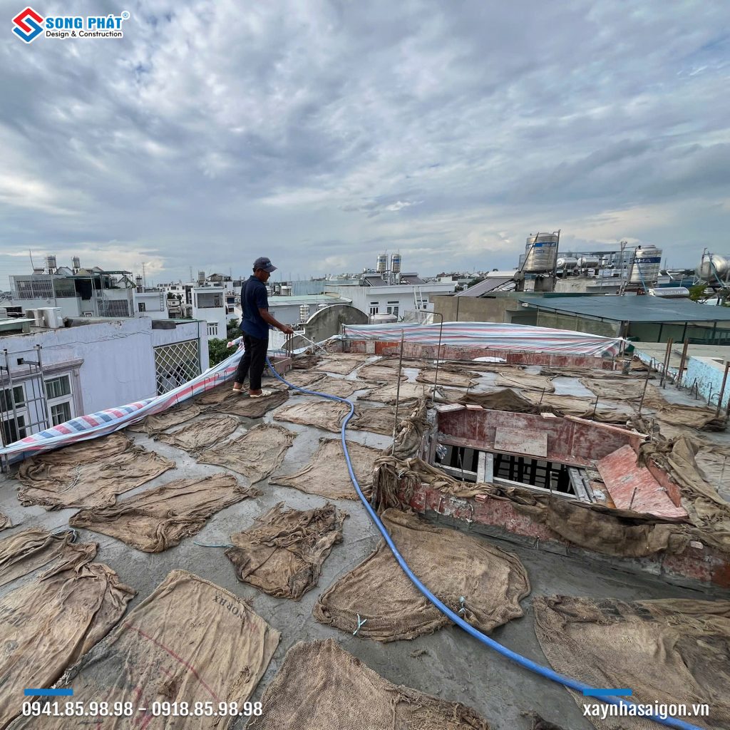 Bao che, tưới ẩm bảo dưỡng bê tông sàn