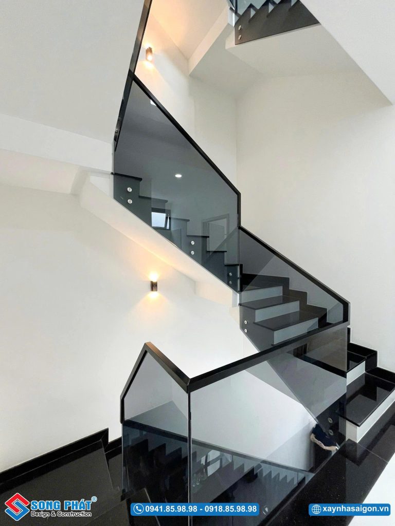 Cầu thang kính kết nối các tầng trong nhà, tối ưu ánh sáng