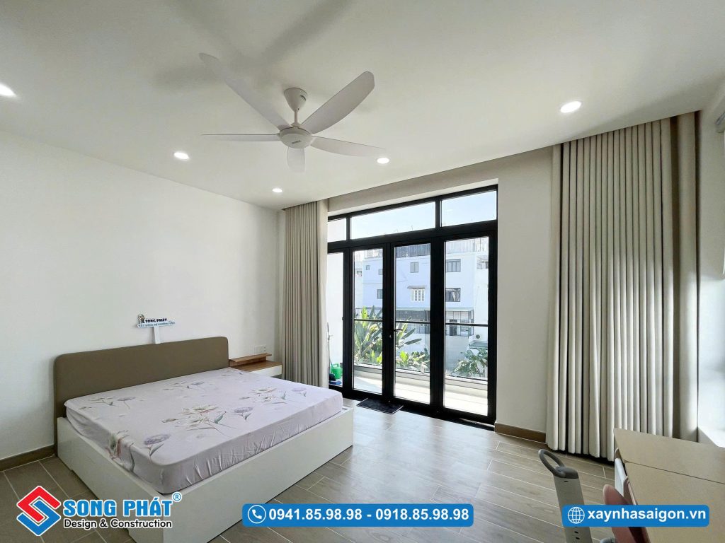 Phòng ngủ cho bé với hệ cửa kính lớn đón ánh sáng tự nhiên vào không gian tiện lợi