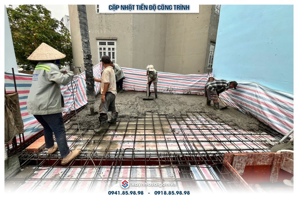 Tiến hành đổ bê tông sàn lầu 1