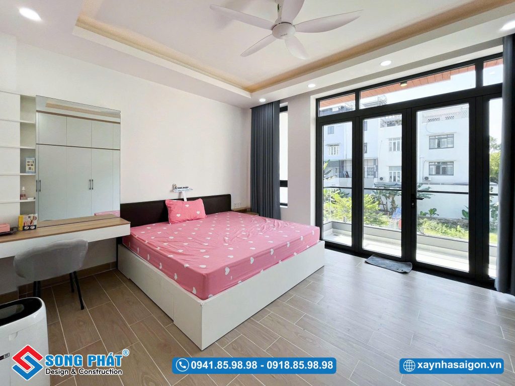 Hệ cửa kính lớn tối ưu ánh sáng tự nhiên vào không gian