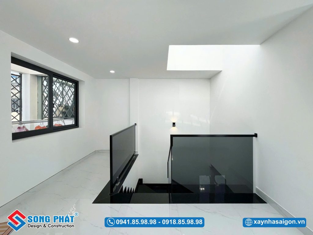 Khu vực giếng trời rộng thoáng mang đến sự thông thoáng cho tổng thể không gian