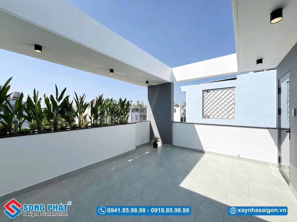 Không gian sân thượng trước rộng thoáng phù hợp để tổ chức các hoạt động ngoài trời thư giãn cho gia đình