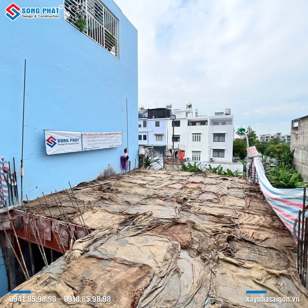 Bao che, tưới ẩm bảo dưỡng bê tông sàn